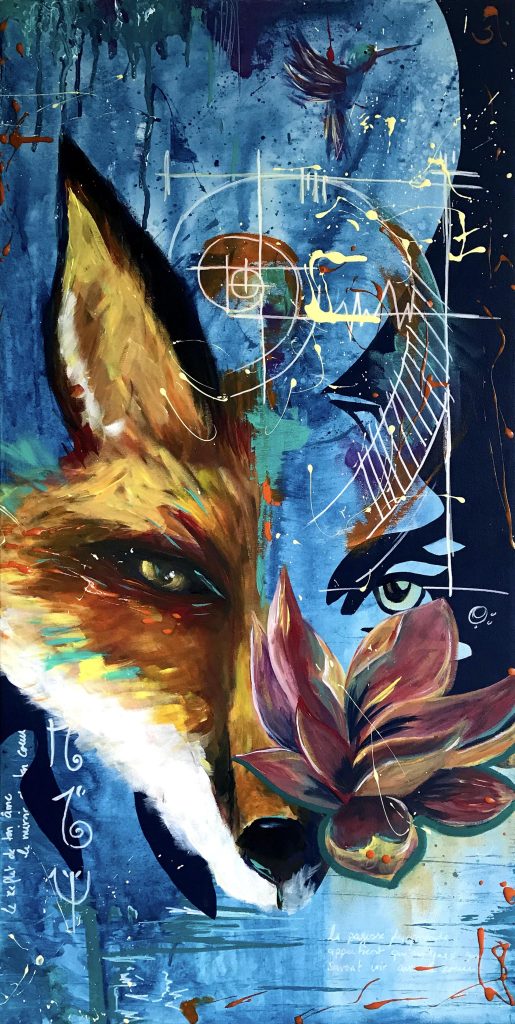 Demi visage de renard avec une fleur de lotus, un fibonacci et un colibri sur fond abstrait