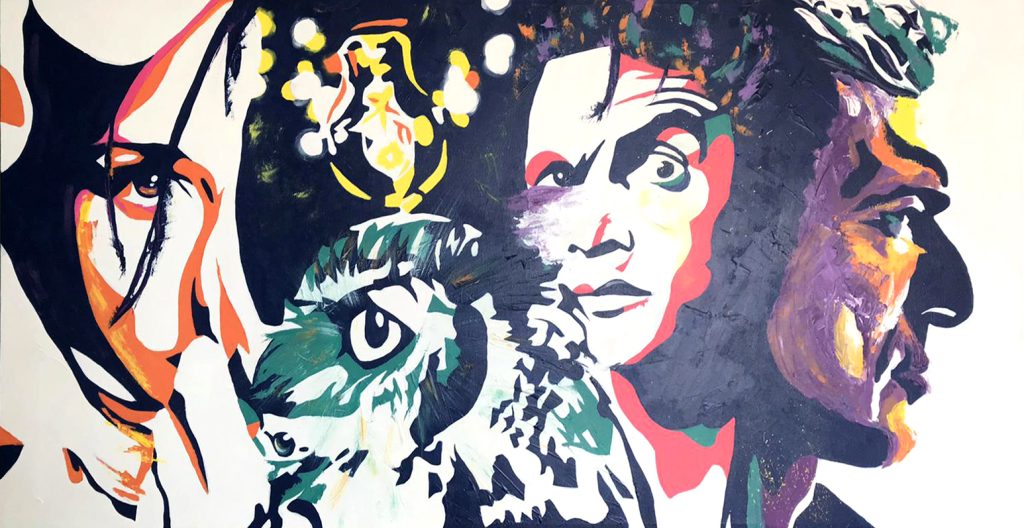 3 portraits abstraits en plus d'un hiboux de profil illuminé par une ampoule