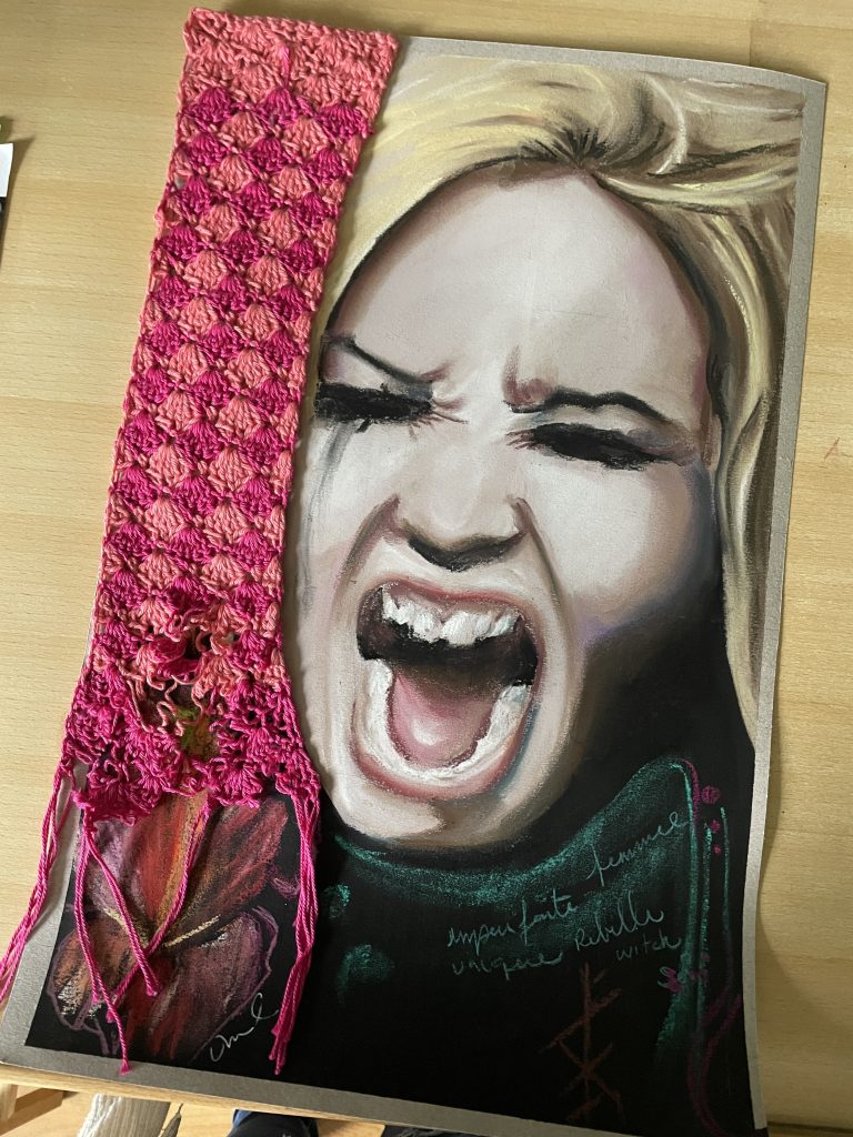 portrait femme qui hurle a plein poumons avec morceau de tissus crocheté