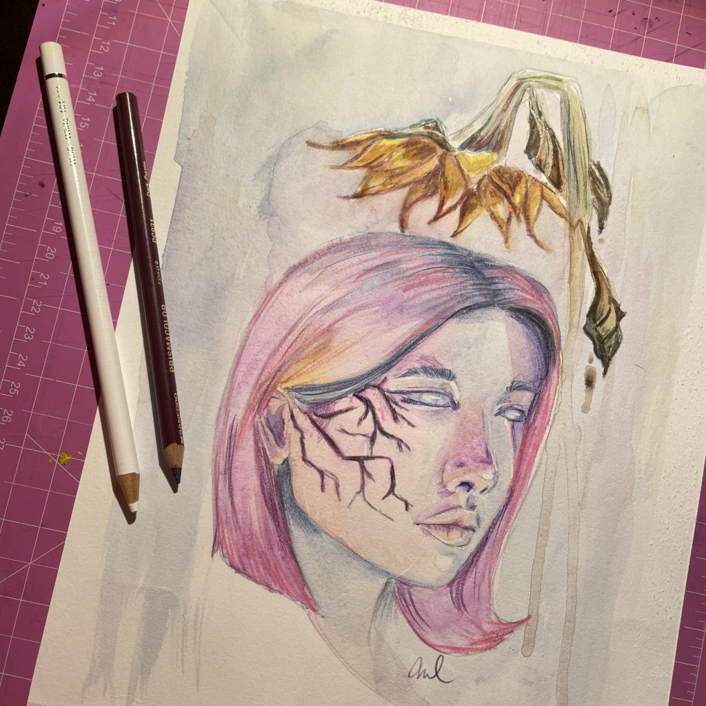 portrait trois quart femme au visage fisuré, illumé par une tournesol fané