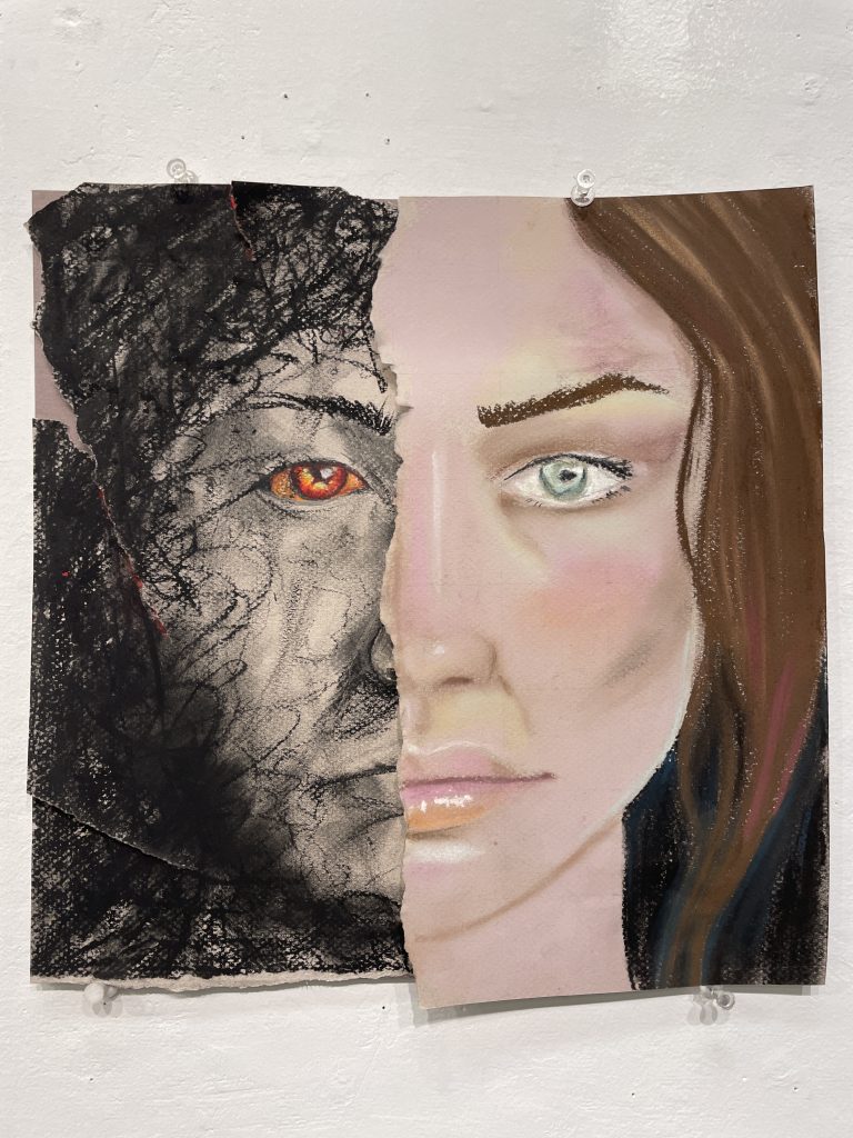 portrait femme déchirée en deux représentant ses démons intérieurs et la facade parfaite