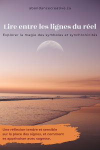 Image d’une plage au coucher du soleil avec la lune visible à l’horizon. Illustration symbolique utilisée pour un article sur les synchronicités et symboles
